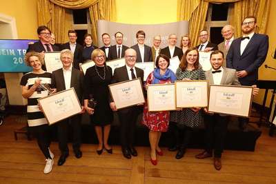 Geballte Kompetenz auf einem Bild: Alle Nominierten und die Gewinner der Falstaff WeinTrophy 2020.