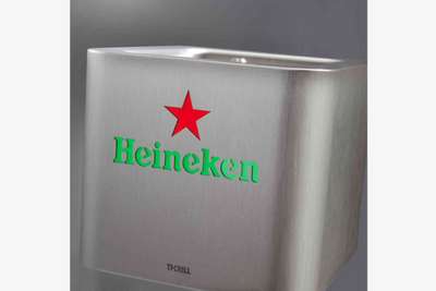 Mit Heineken-Logo.