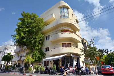 In keiner Stadt der Welt stehen so viele Bauhaus-Bauten wie in Tel Aviv. Hier ein typisches am ikonischen Dizengoff-Platz. Das Café »Nahat« ist für herrliche Nachspeisen und seinen köstlichen Kaffee bekannt. 