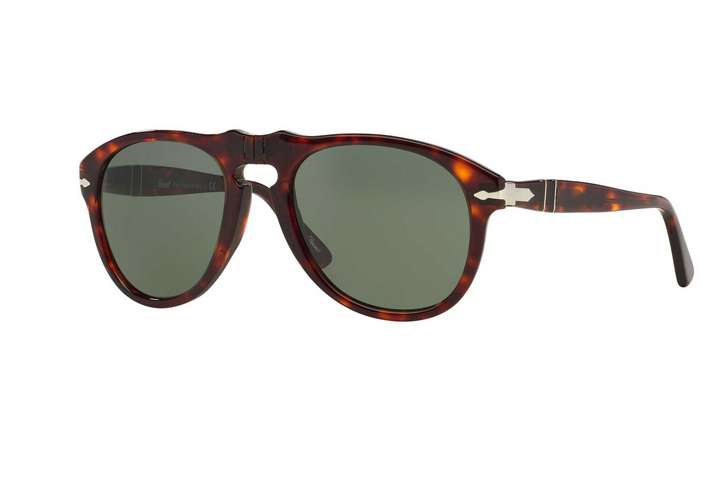 Persol wurde in den 60er Jahren berühmt für die Erfindung der ersten zusammenklappbaren Brille. Die Marke ist immer noch Kult. Über: persol.com