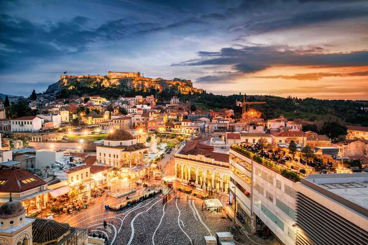 Der Monastiraki-Platz im Herzen der Altstadt bietet nicht nur einen fabelhaften Blick auf die Akropolis, sondern beherbergt auch einige antike historische Sehenswürdigkeiten sowie zahlreiche Restaurants, Bars und Tavernen.