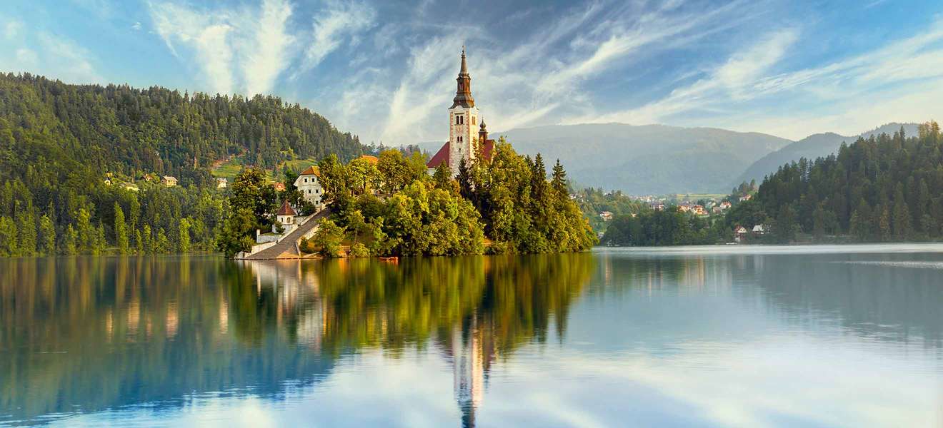 Die Insel im Bleder See war einst Ort der Liebesgöttin Živa. Heute ist die Kirche ein bekanntes Wahrzeichen.
