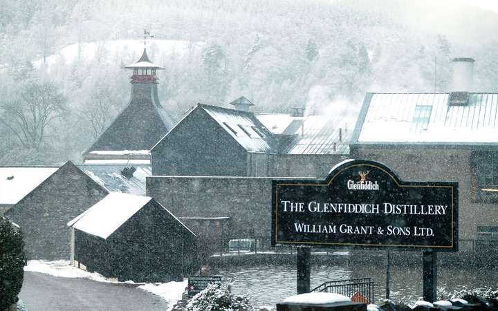 Die Destillerie liegt bei Dufftown im ehemaligen County Banffshire in Schottland.