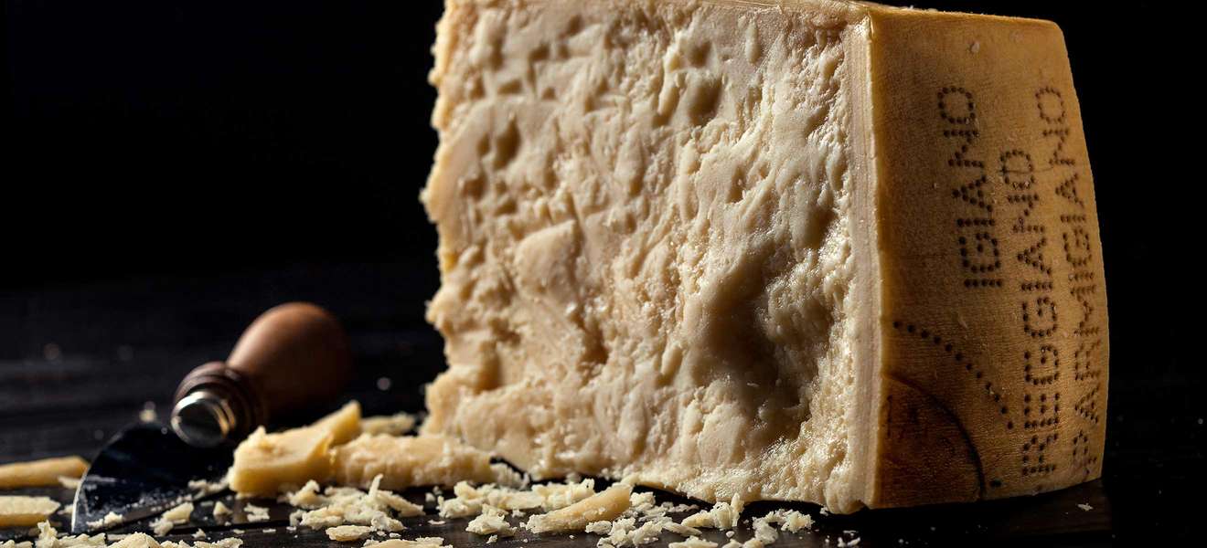 Parmigiano Reggiano: Achten Sie auf das Branding auf der Rinde.