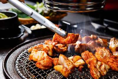 Mariniertes Rindfleisch über Holzkohle geröstet: koreanisches Barbecue.