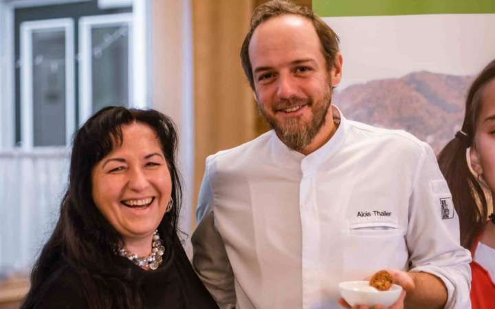 Kochprojektinitiatorin Renate Zierler und Luis Thaller.