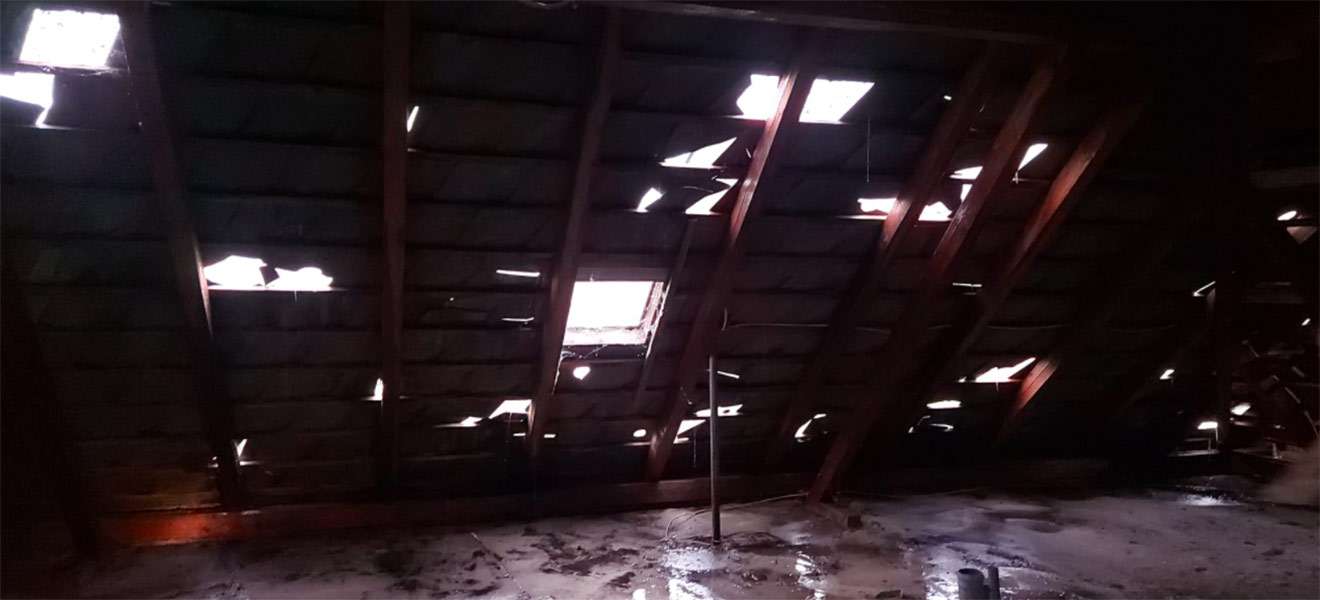 Eines der vielen zerstörten Dächer in Rossatz