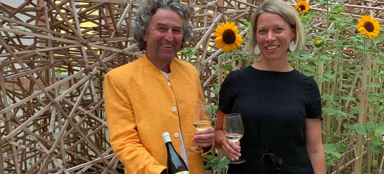 Winzerin Silke Mayr und Künstler Wilhelm Scheruebl genießen ihren gemeinsamen Wein »Drei Rosen«.