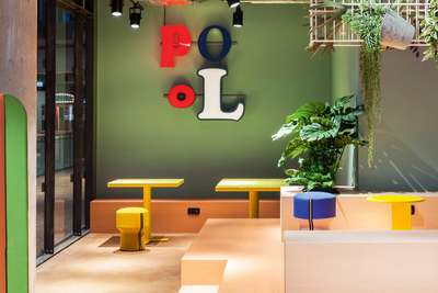 Das Restaurant »Kantini« in der Berliner Concept Mall BIKINI hat Aisslingers Studio eingerichtet. Es ist Europas erste Design-Food-Halle und ein bunter Mix an Einrichtungsvielfalt. bikiniberlin.de/de/kantini