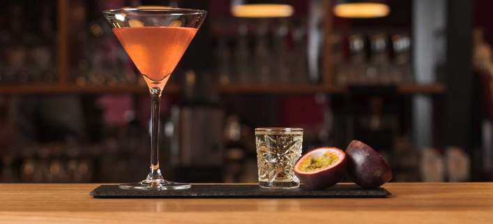Fruchtige Cocktails können in den Bars in Tirol genossen werden.