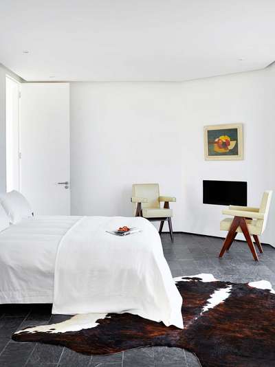 Auch die Gestaltung des Master Bedrooms macht keine Ausnahme – hier wird ebenfalls auf cleanes Weiß gesetzt. Für einen Farbakzent sorgt das Gemälde von Erik Laubscher. 