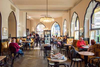 »Café Tirolerhof«: Gleich hinter der Oper kann man seinen Kaffee und vorzügliche Strudel im Stile der 20er-Jahre genießen.
