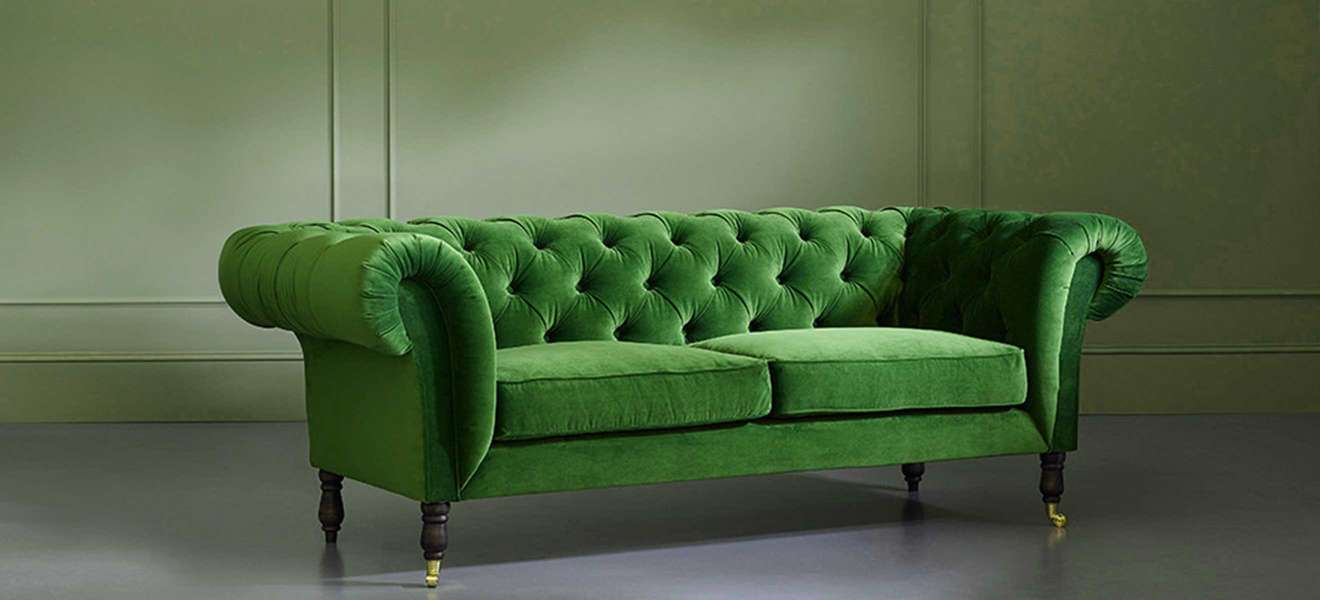 Beinarbeit: Die klassische Chesterfield-Couch wirkt durch ihre verlängerten Beine moderner. love-your-home.co.uk