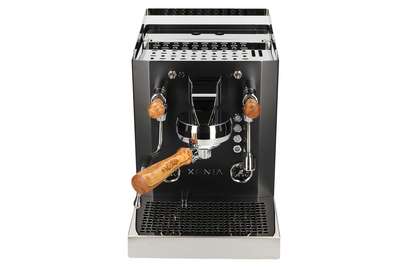 Die Espressomaschine »Xenia« stammt aus einer deutschen Manufaktur und sorgt sowohl für eine brillante Optik als auch für einen Espresso, der von Liebhabern sehr geschätzt wird. coffeecircle.com   