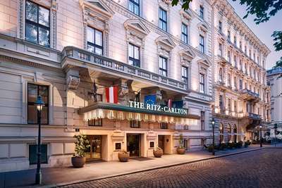 »The Ritz-Carlton, Vienna«: Das Luxushotel an der Ringstraße lockt mit einer fantastischen Rooftop-Bar, einer italienischen Aperitivo-Bar samt Restaurant und einem tollen Steakhouse.