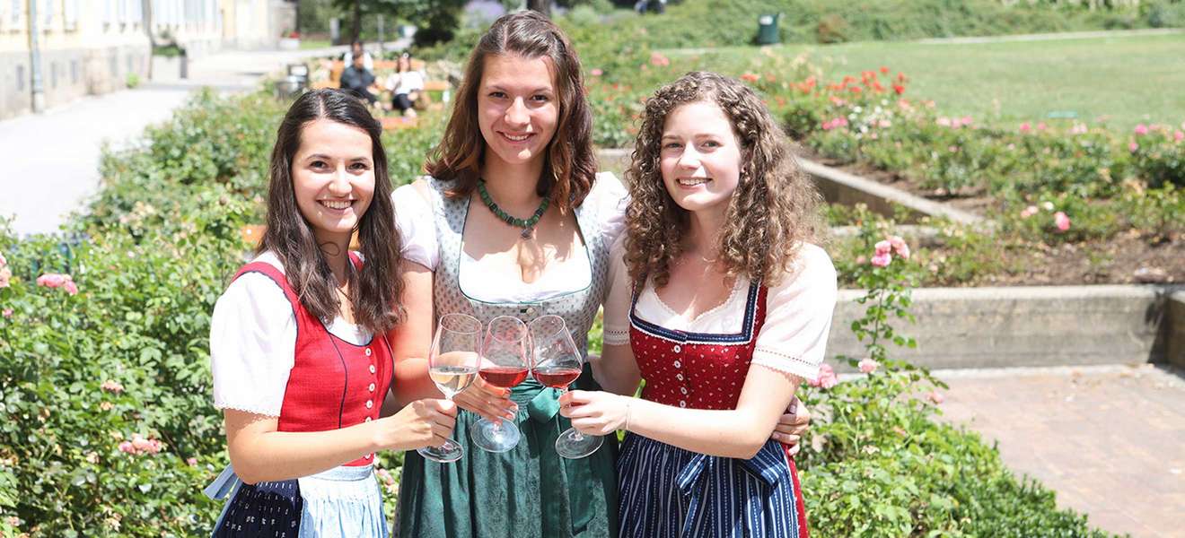 Die drei neuen Weinhoheiten: Beatrix Luttenberger, Katrin Dokter und Lisa Müller.