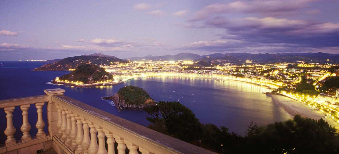 Fulminante Aussicht auf San Sebastiáns Altstadt in der Provinz Gipuzkoa.