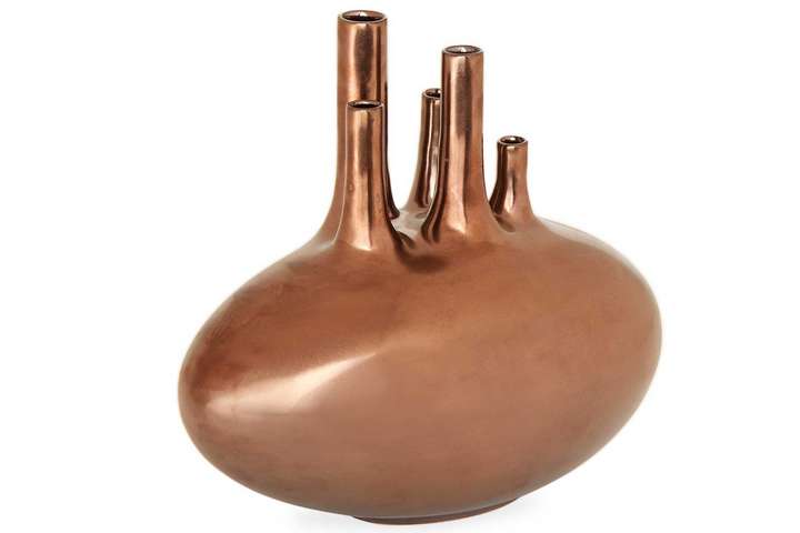 Wenn organische Formen auf futuristische Designansprüche treffen, erhält man das ikonische Gefäß »Aorta« aus Bronze. jonathanadler.com