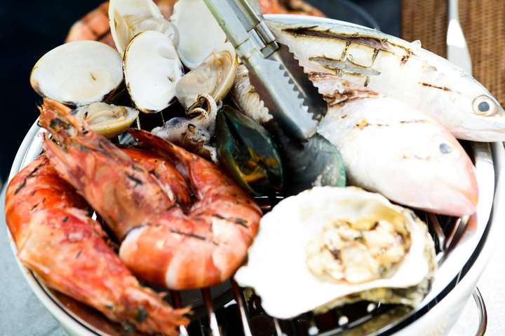 Eine große Auswahl an frischen Seafood-Gerichten stehen auf der Menükarte.