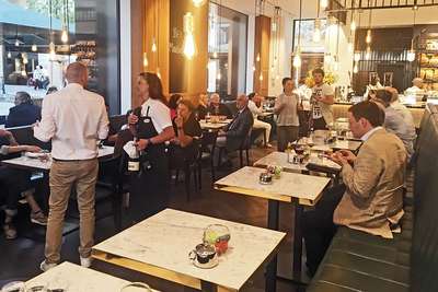 Das Café bietet rund 40 Personen Platz, ebenso der angeschlossene Schanigarten.