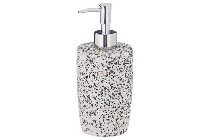 Gerade im Badezimmer machen sich Utensilien wie dieser Seifenspender im Terrazzo-Design perfekt: Wasserflecken werden gekonnt vertuscht. johnlewis.com 