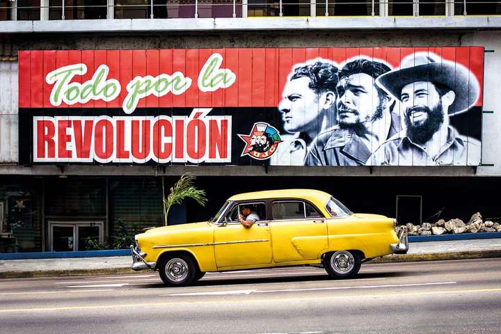 »Alle für die Revolution«: Die Plaza de la Revolución ist seit 1959 das politische Zentrum in Havanna. / © Shutterstock