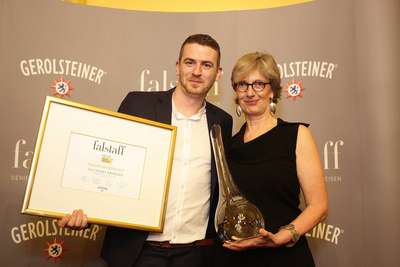 Kategorie »Publikumstrophy 2017«: Jörg Ellwanger mit Laudatorin Astrid Zieglmeier von der IHK München.