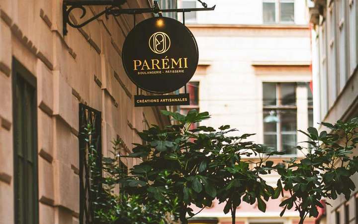 In der trendigen und schicken Bäckerei und »Brot-Boutique« Parémi in der Wiener Bäckerstraße  gibt’s Brot und feine Pâtisserie wie in Paris.