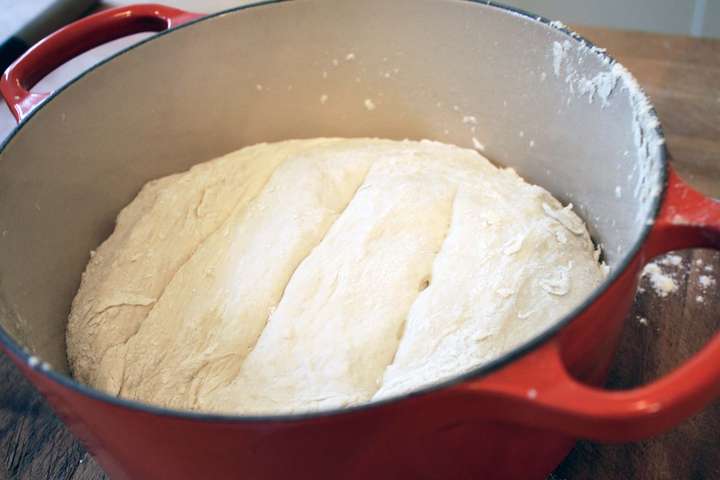 Wer einen Gusseisen-Topf hat, braucht keinen Steinofen für knuspriges Brot.