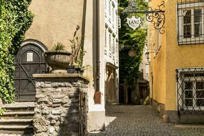 Salzburgs Steingasse: Blick in eine der ältesten und sehr pittoresken Gassen der Stadt.