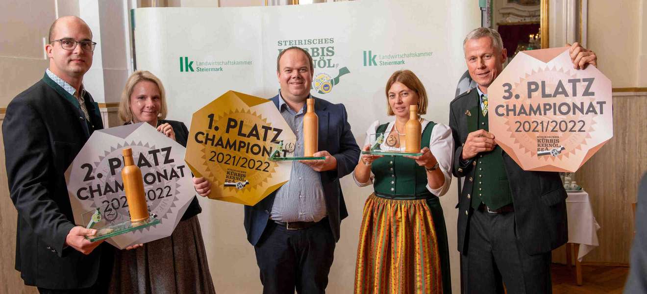 Die strahlenden Sieger des »Kürbiskernöl-Championats« 2021/22 (v. l.): Andreas und Bianca Malli (2. Platz), Andreas Lückl (Champion) und Andrea und Karl Koch (3. Platz).