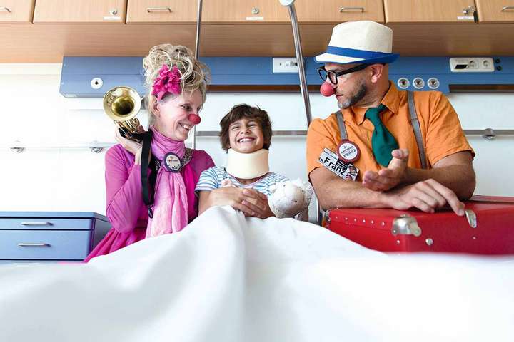 Die Kinder im Spital können mit den »Roten Nasen« herzhaft lachen.