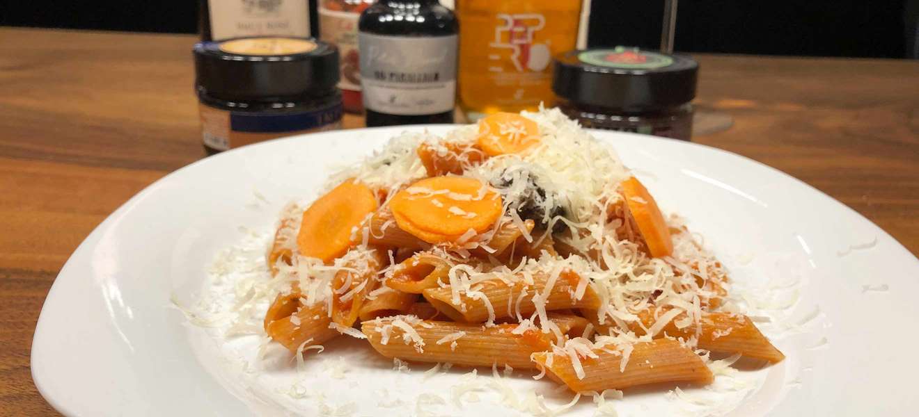 Penne All'Arrabbiata mit Karotten und Parmesan