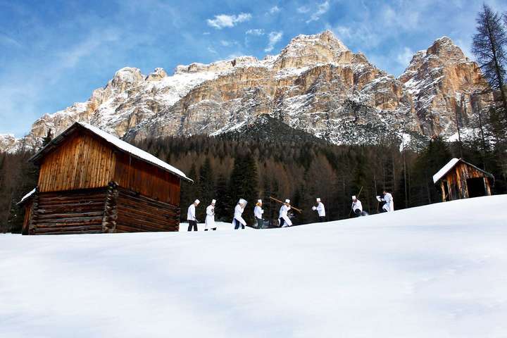 Internationale Topköche setzen in Skihütten mit Edel-Gastro ein Genuss-Statement in den Schnee.