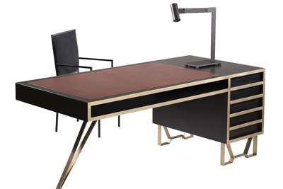 Pur und modern präsentiert sich der Schreibtisch von Artemest. Die Eiche ist schwarz furniert, ein Rechteck aus Leder bietet eine angenehme Schreibunterlage.