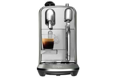 Die stylische »Creatista« bietet ein Auswahlmenü mit verschiedenen Schaum-texturen, Temperaturen und Mengen gemäß den Empfehlungen der Nespresso Kaffee-Experten. nespresso.com 