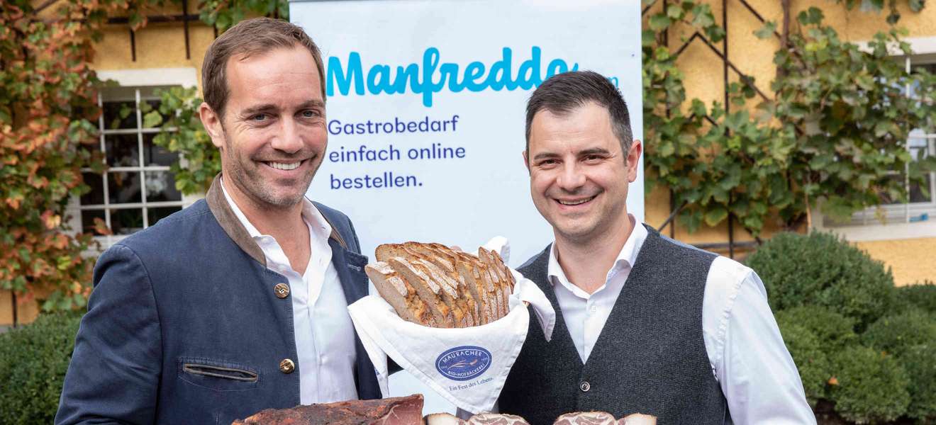 Manfred Kröswang und Martin Wildfellner, Leiter von Manfreddo, mit regionalen Produkten.