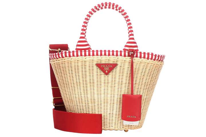 Prada hat den Picknickkorb kurzerhand in eine It-Bag verwandelt. net-a-porter.com