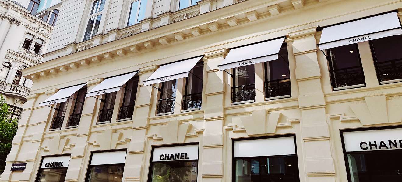 Der neue Chanel Store fügt sich perfekt in das Bild der Wiener Innenstadt ein – modern, mit einem Hauch von Nostalgie. 