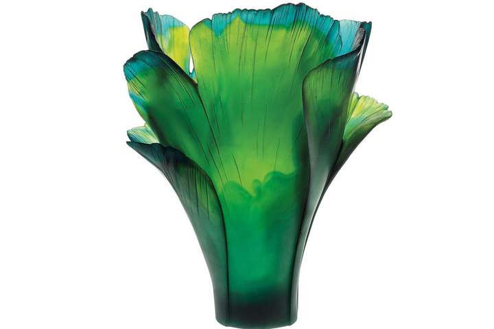 Die Vase »Ginkgo« ist ein Klassiker des französischen Kristallstudios Daum und Highlight der gleichnamigen Serie. daum.fr