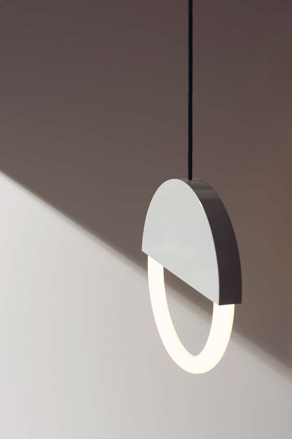 Ein Leuchtring (Osram), der  zur Raumskulptur wird: die für das  französische Designlabel Eno Studio gefertigte Hängeleuchte »Percent«. enostudio.fr
