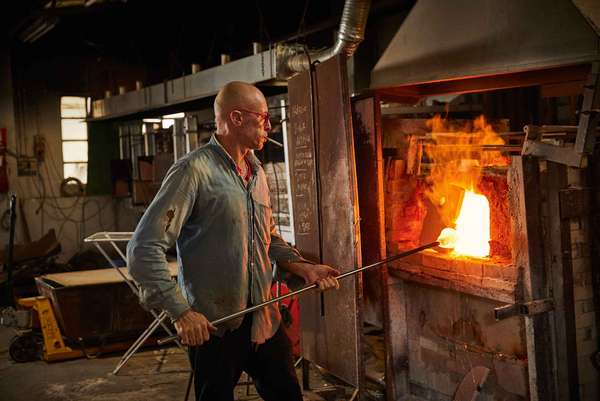 Das Glasstück wird an langen Metallstücken in den Brennöfen bis zu über 1000 Grad Celsius erhitzt (l.) und mit Werkzeugen geformt (r.).