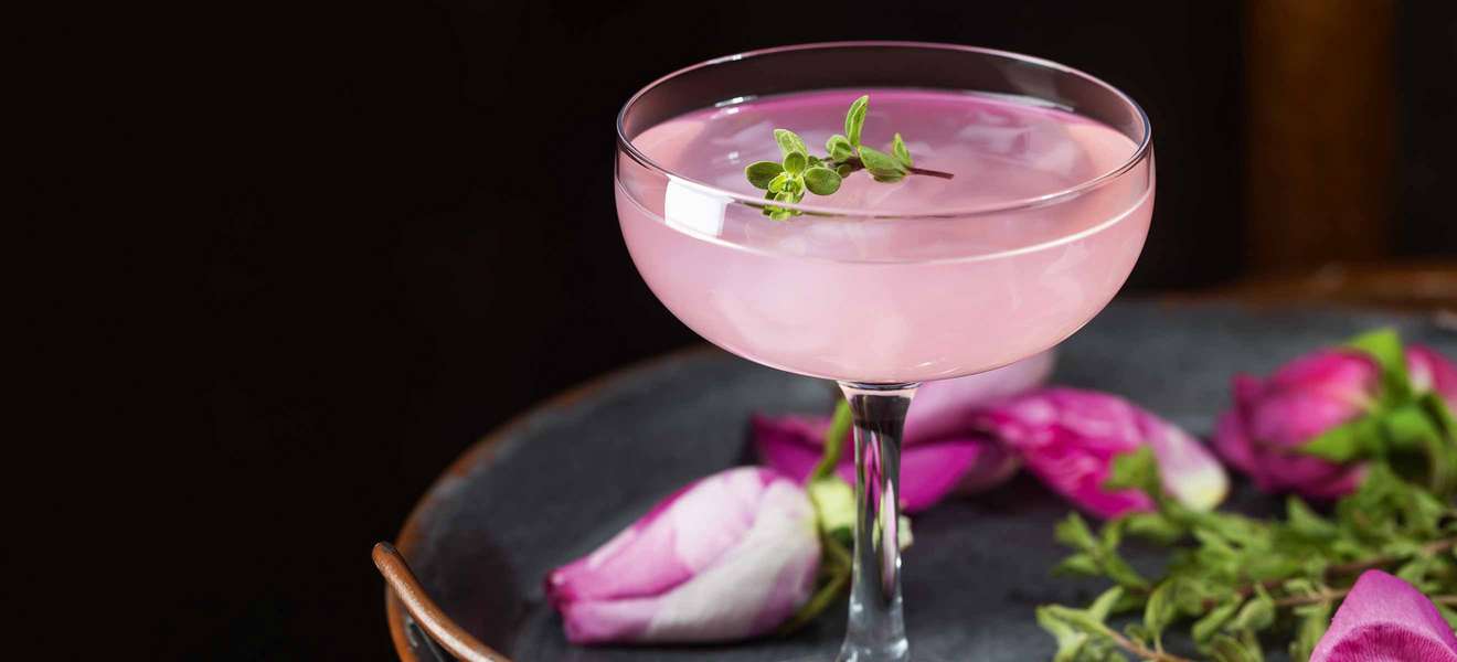 Spirituosen und Cocktails in Pink zelebrieren sichtbar die Leichtigkeit des Seins – gerade auch in schwierigen Zeiten.