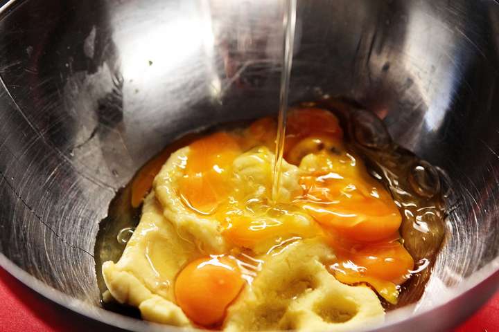 Eier zu den gestampften Kartoffeln mischen.