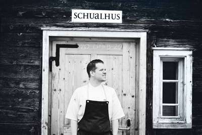 Max Natmessnig hat das »Schualhus« der »Roten Wand« zur wohl aufregendsten Gourmet-Adresse des Landes hochgekocht – Und gegessen wird in der Küche.