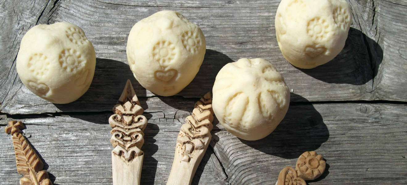 Der Trnič-Käse wird auf einer Hochalm im nördlichen Slowenien gemacht. Der Legende nach dachten einsame Senner beim Formen der Stücke an die Brüste ihrer Frauen und gestalteten sie besonders liebevoll.