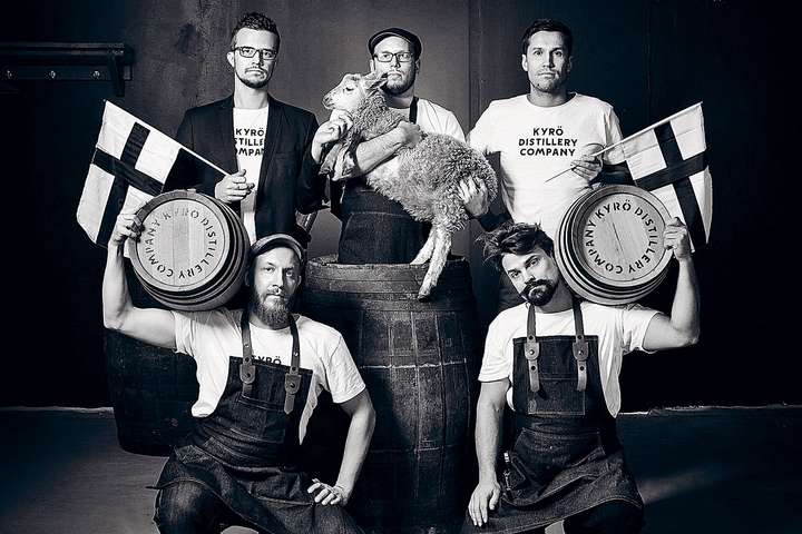 Pioniere am Polarkreis: Miika Lipiäinen (Mitte, mit Schaf) und seine finnische Kyrö-Crew nutzen eine Ex-Käsefabrik für ihre Whisky-Produktion.