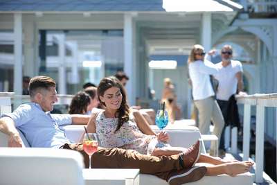 Die Terrasse in Werzers Beach Club ist ein idealer Platz für einen Aperol Spritz, ein Glas Champagner oder einen frisch-fruchtigen Weißwein...
