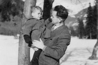 Kindheitserinnerung: Witzigmann als kleiner Bub auf dem Arm seines Vaters Alois Witzigmann.