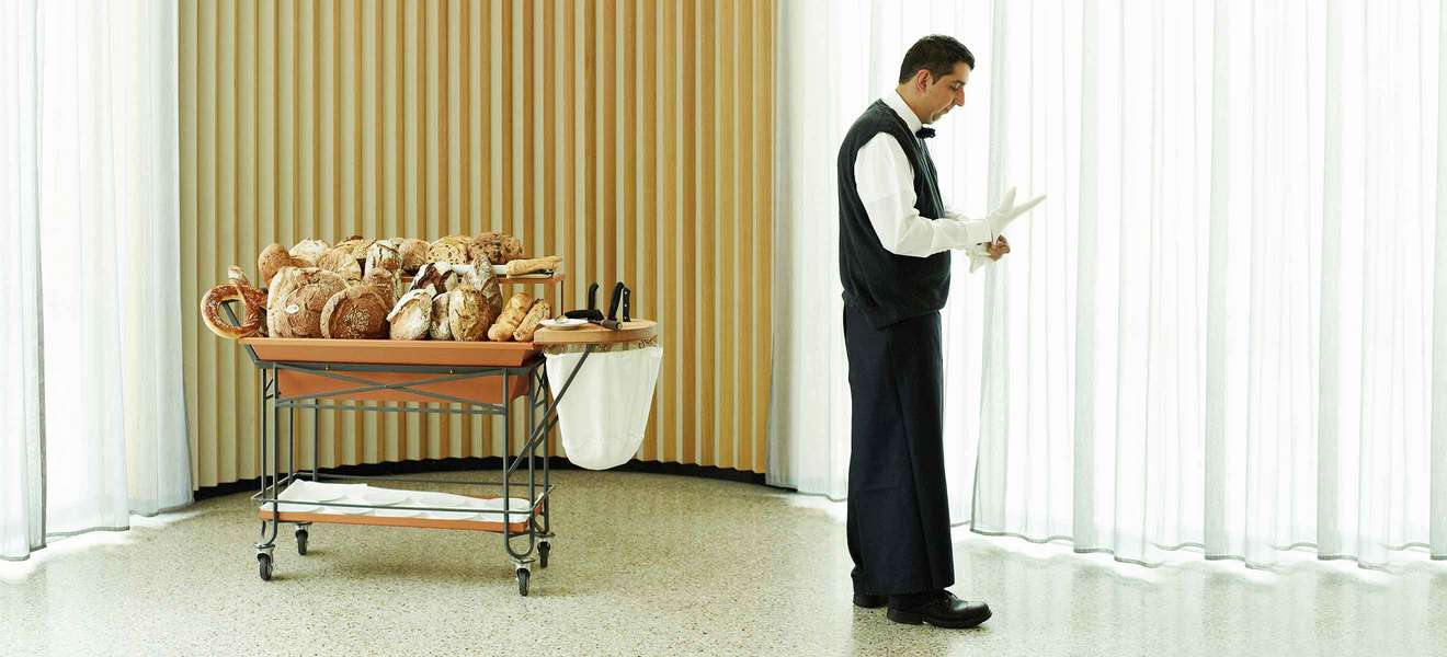 Andreas Djordjevic präsentiert den Gästen des Restaurants »Steirereck« in Wien täglich den Brotwagen mit bis zu 25 Sorten Brot.